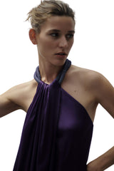 Robe satinée col rigide strass
